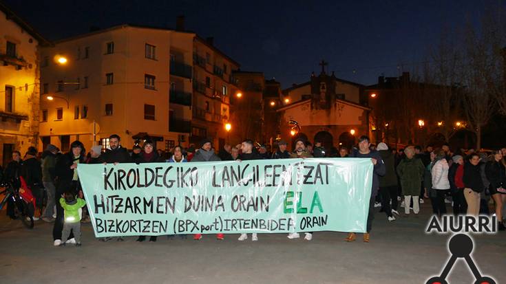 Elkarretaratzea San Juan plazan, herrikideen aurrean azalpenak emateko