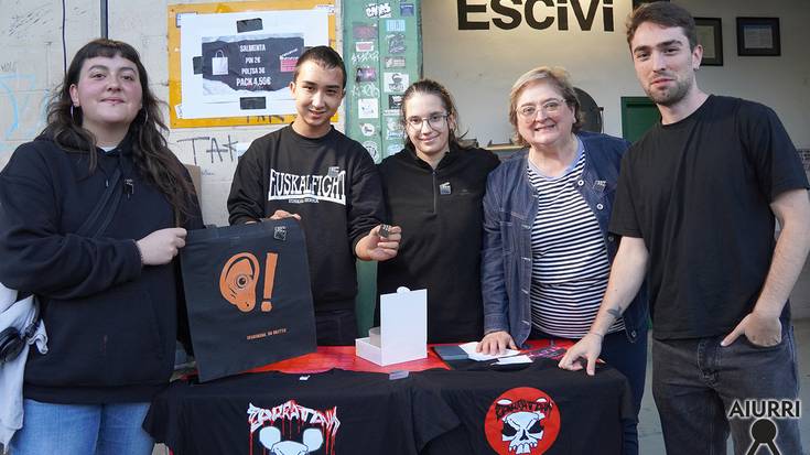 ESCIVIko ikasleek Zarratak taldearekin eman diote hasiera “Ostiraletan Aittu!” musika zikloari
