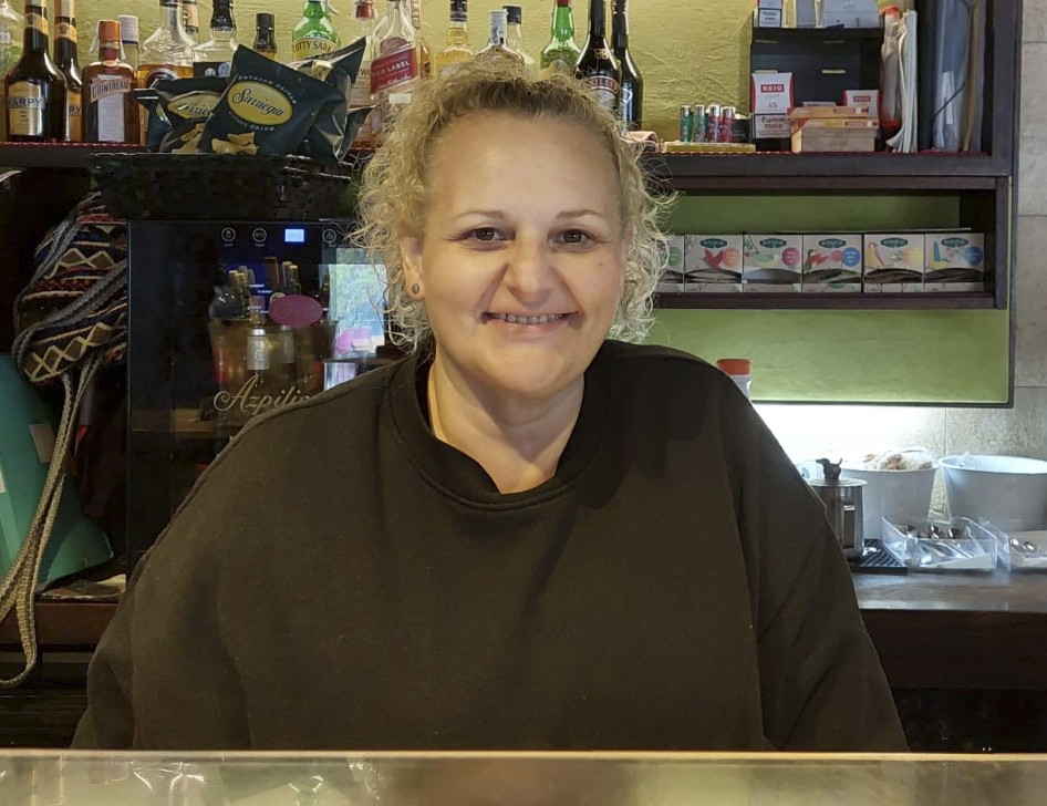 "Santa krutz jaietarako mahai guztiak erreserbatuta ditugu"