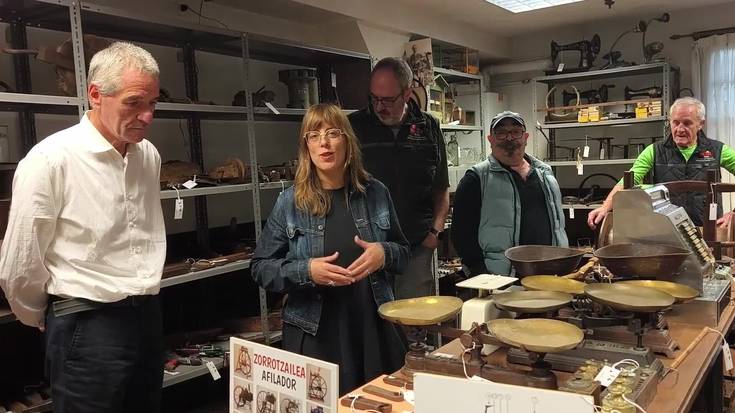 Foru Aldundiko ordezkari politikoen bisita Gordeleku Etnografikoan