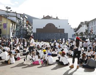 Giro ederrean ospatu dute Ostegun Gizena Amasa-Villabonako ikastetxeek