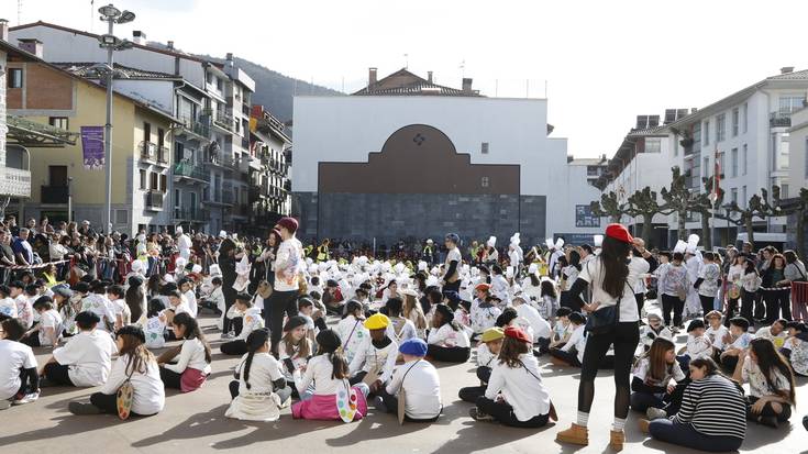 Giro ederrean ospatu dute Ostegun Gizena Amasa-Villabonako ikastetxeek