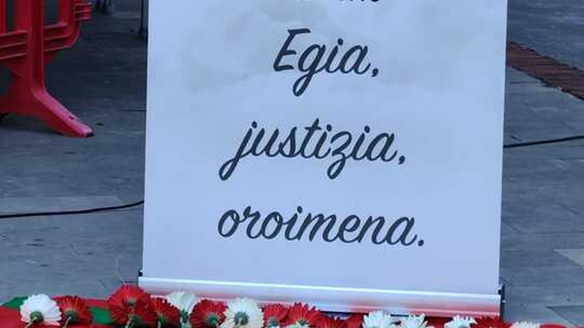 Gurutze Iantzi gogoan hartu zuten San Juan plazan antolatutako oroimen-ekitaldian