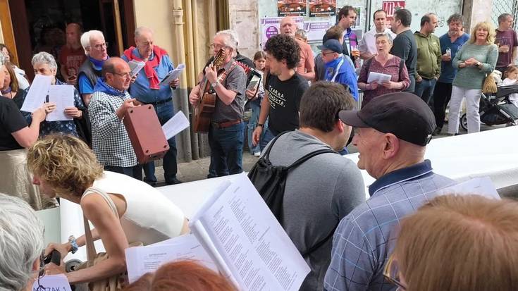 Euskal kantu zaletasuna eta auzolana, Kale Nagusian