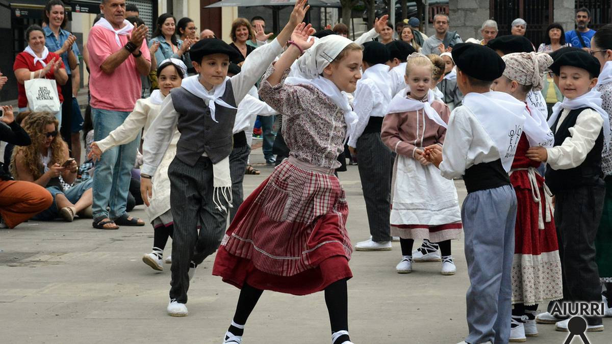 Dantza-erakustaldi bizi-bizia egin dute Egape Dantza Taldeko txikiek