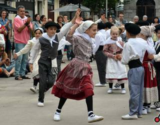 Dantza-erakustaldi bizi-bizia egin dute Egape Dantza Taldeko txikiek