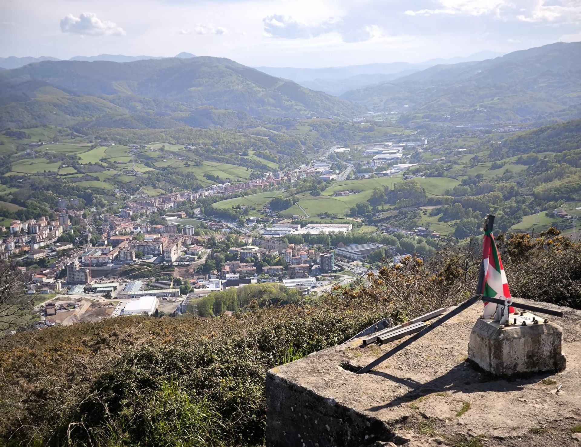 Ez du askorik iraun zutik ikurriña eta bandera gorria zutitzen zituen mastak