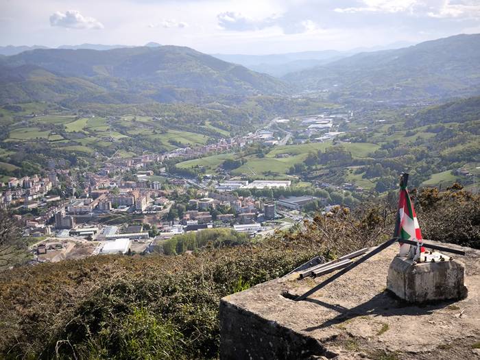 Ez du askorik iraun zutik ikurriña eta bandera gorria zutitzen zituen mastak