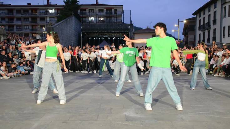 Bakartxo&Joseba dantza eskolaren erakustaldia: ikasleek, dantza urbanoa