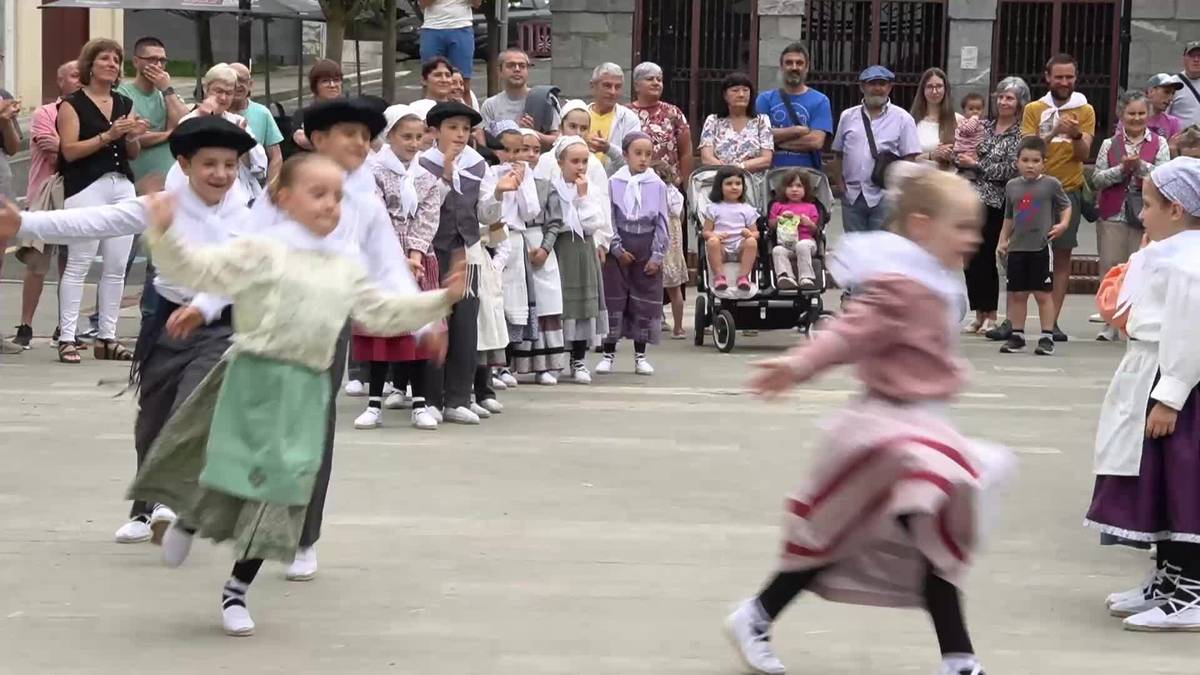 Egape Dantza Taldeko txikien dantza erakustaldia: azken agurra