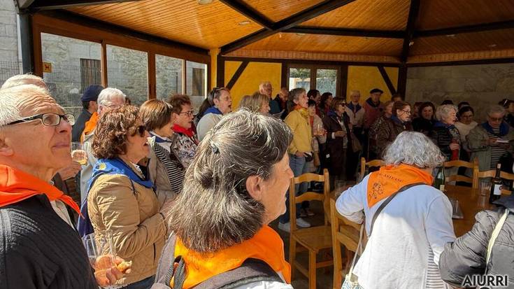 Kantujira egin dute Asteasun gaur eguerdian