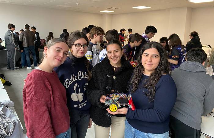 Lau ikasle, robot bat… eta etorkizuna eraikitzen