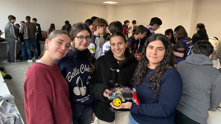 Lau ikasle, robot bat… eta etorkizuna eraikitzen