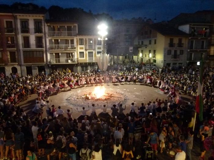 San Juan gaueko ospakizuna etxeko balkoietatik ospatuko da Villabonan