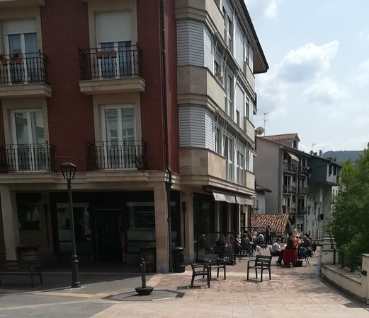 Traiñerum taberna itxi dute langileetako batek positibo eman ostean