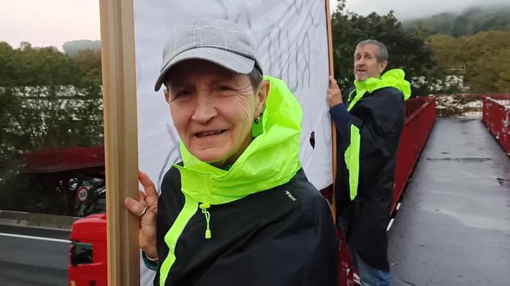 N-1en pankartarekin egunero, interbideak eskatzeko zarata dela eta