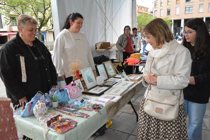 Euskal Herriko makina bat artisauek jarriko dituzte postuak Santa Krutzetako azokan