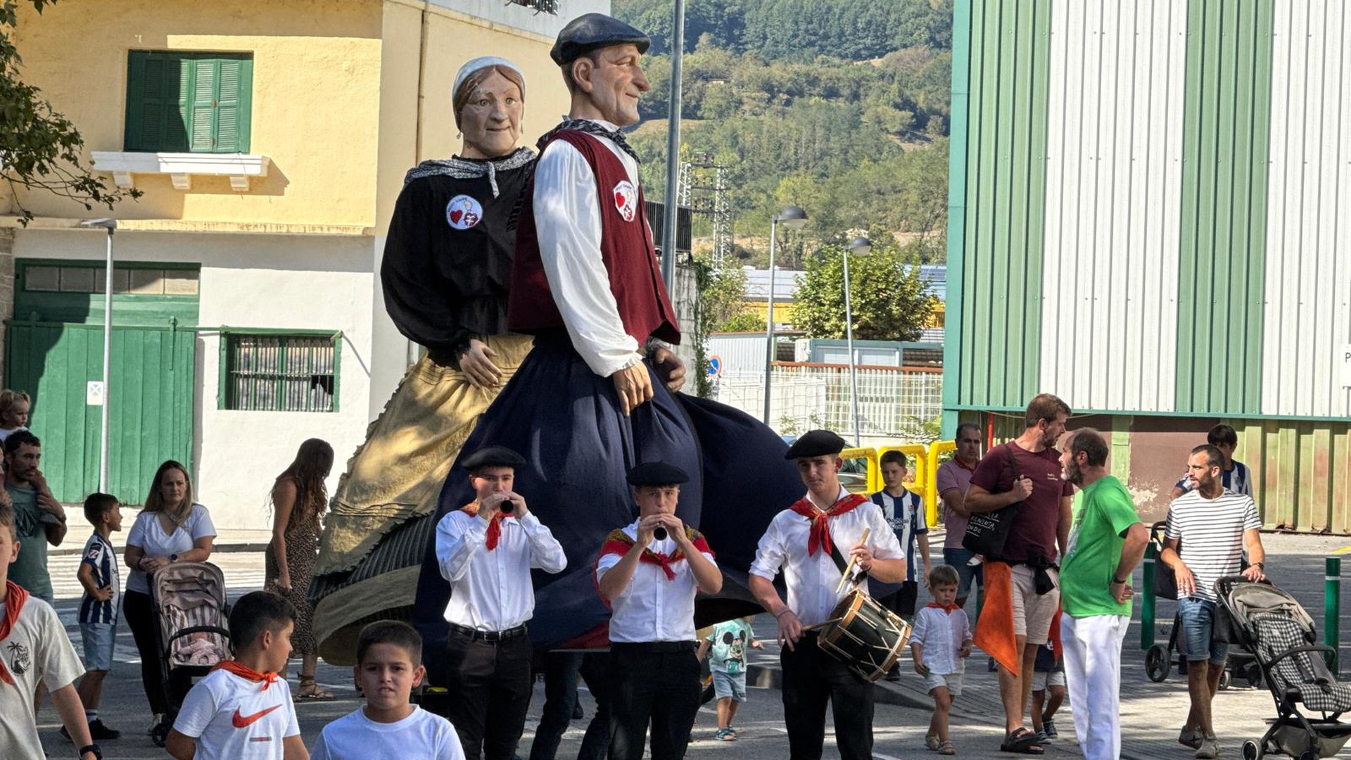 Erraldoi eta buruhandien kalejirak kolorez eta ilusioz bete du Zizurkil