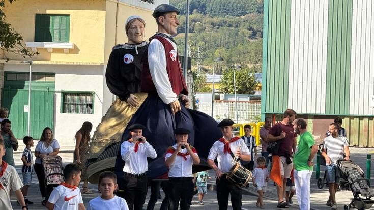 Erraldoi eta buruhandien kalejirak kolorez eta ilusioz bete du Zizurkil