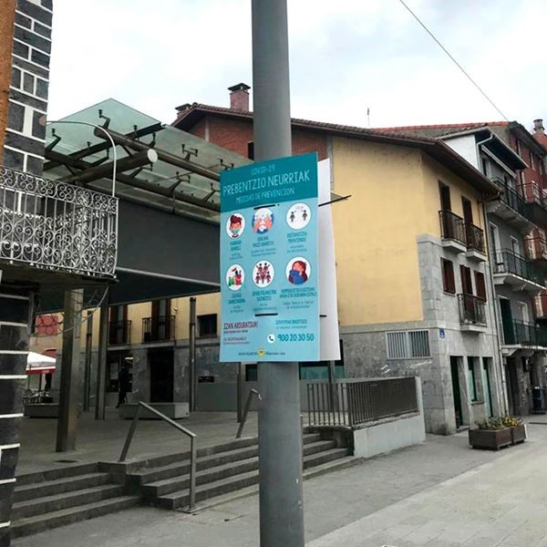 Prebentzio neurriak gogorarazteko panelak jarri dituzte herrian zehar