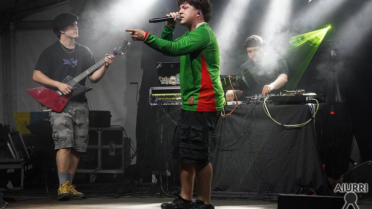 Xsakarak euskal rap, hip-hop eta pop doinu biziak eraman zituen Etxeberrieta plazara