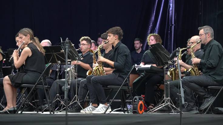 Udal Musika Bandaren emanaldia, San Juan jaietan: The milenium Song (calipso)" (Kees Vlak)
