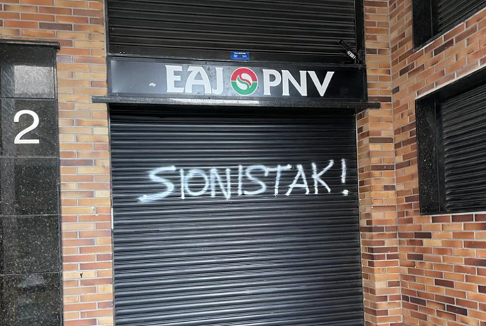 Egoitzan agertu diren pintaketak deitoratu ditu Andoaingo EAJ-PNVk