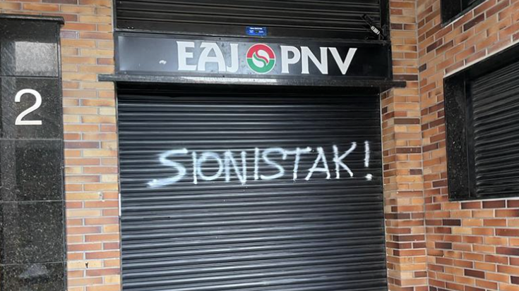 Egoitzan agertu diren pintaketak deitoratu ditu Andoaingo EAJ-PNVk
