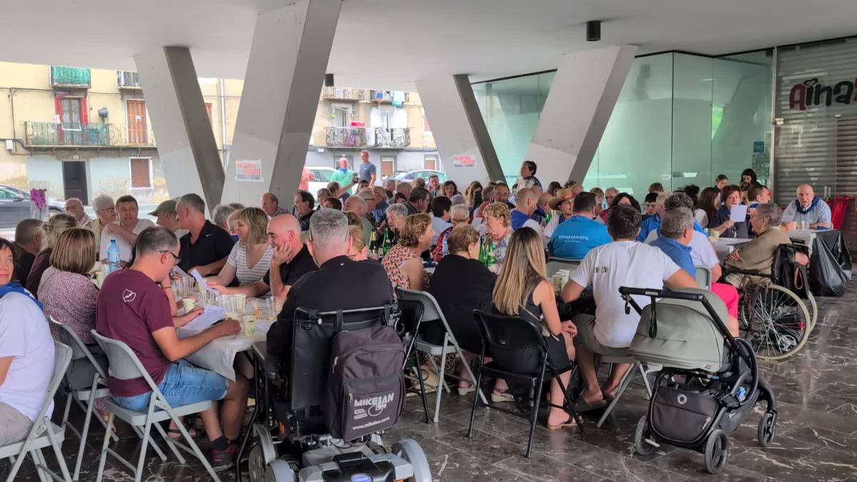 Etxeberrietako herri bazkarian, San Inazio ereserkia abesten
