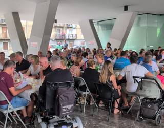 Etxeberrietako herri bazkarian, San Inazio ereserkia abesten