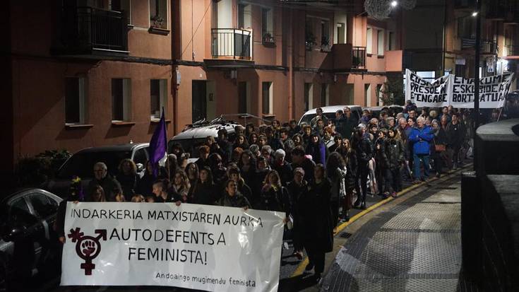 Hainbat herritarrek parte hartu zuten A25eko manifestazioan, "Indarkeria Matxistaren Aurka Autodefentsa Feminista" lemapean