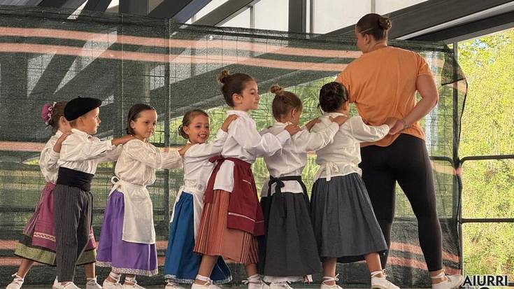 Bukalai Dantza Taldeko gaztetxoen emanaldia, txupinazoaren atariko