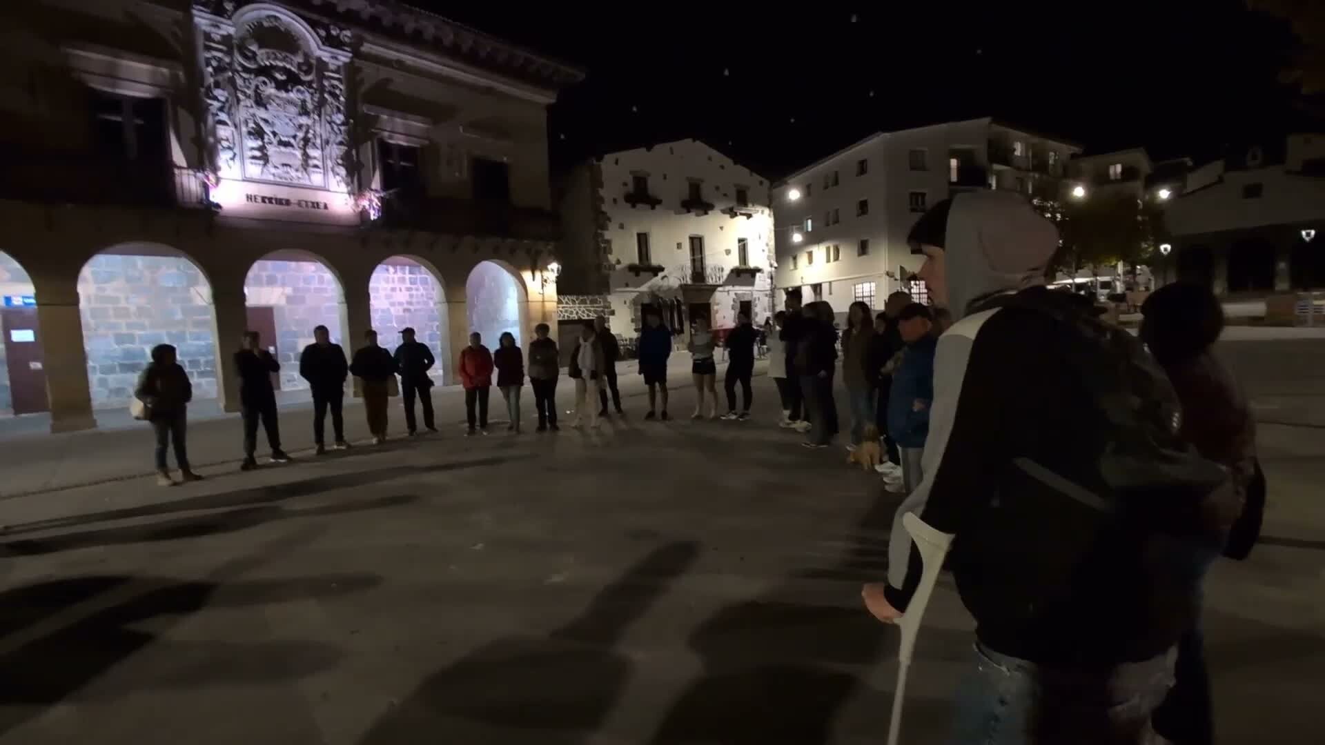 Toledoko biktimekin elkartasuna erakusteko minutuko isilunea egin dute San Juan plazan