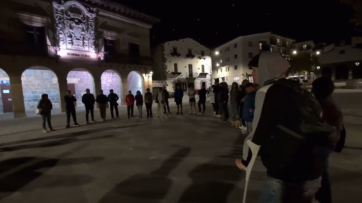 Toledoko biktimekin elkartasuna erakusteko minutuko isilunea egin dute San Juan plazan