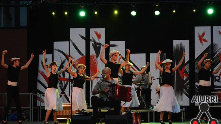 Maila handiko ikuskizuna eskaini zuten Korrontzik eta Egape dantza taldeko gazte eta helduek