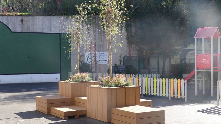 Udalak egurrezko elementu berriak ezarri ditu Zubimusu Ikastolako jolastokian