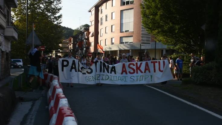 Elkarretaratze zaratatsuko parte-hartzaileak, plazara itzultzen