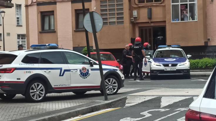 Ertzaintzak bi pertsona atxilotu ditu Rikardo Arregi kalean