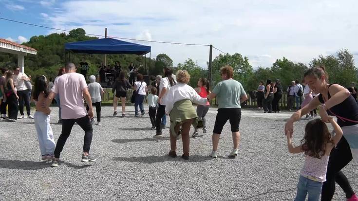 Erromeria Azkorten Santa Krutz egunean, Komerik taldearekin