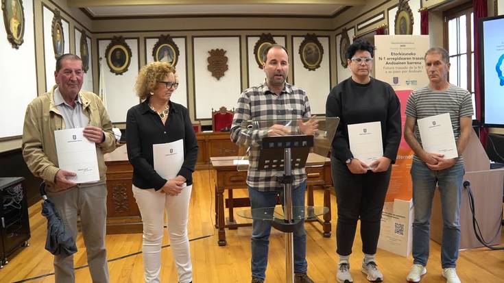 Ibilbide alternatiben gaineko iritzi-bilketaren emaitzen berri emanez, agerraldia udaletxean