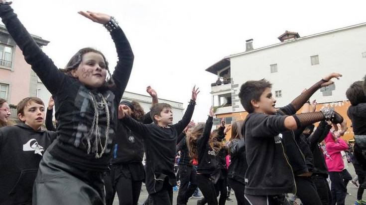 Ostegun Gizen koloretsu eta alaia