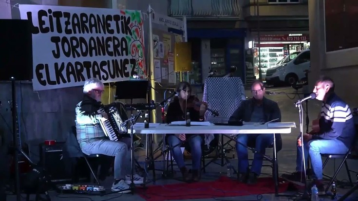 Aire Eire taldea "Eutsi Palestina!" ekitaldian