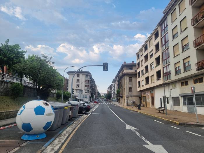 Hasi dira Idiazabal kalea bulebarizatzeko lanak