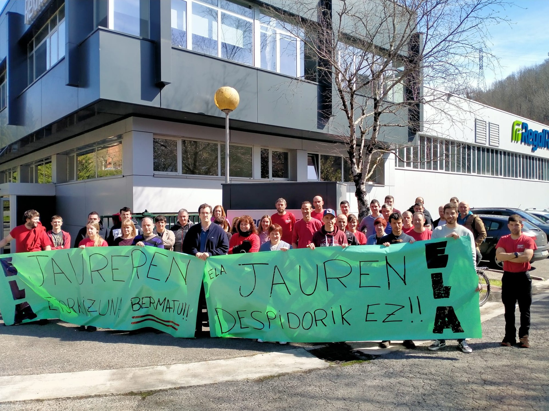 Jaure enpresako langileek ordubeteko paroa egin dute