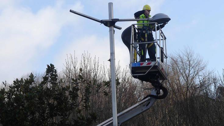 Udala LED teknologiako argiteria publiko berria ezartzen ari da Villabonako erdigunean