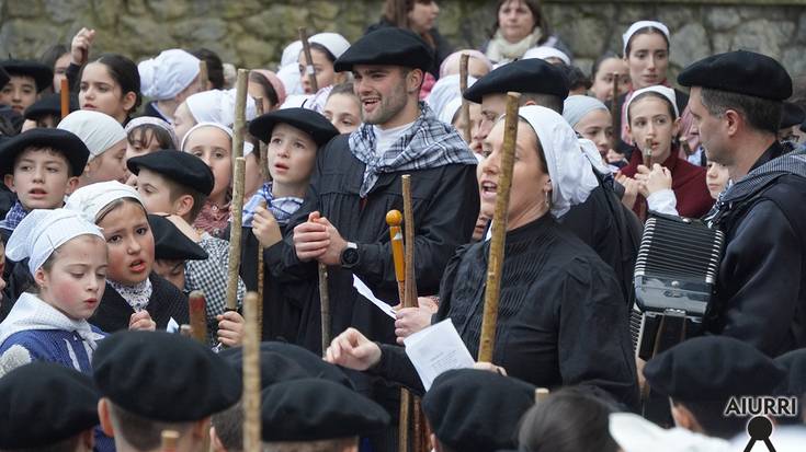 Aita Larramendi ikastolako irakasle eta ikasleak Santa Ageda bezperan, kantari