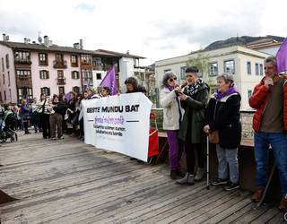 Elkarretaratzea Villabona eta Zizurkil arteko zubian, Martxoaren 8aren harira