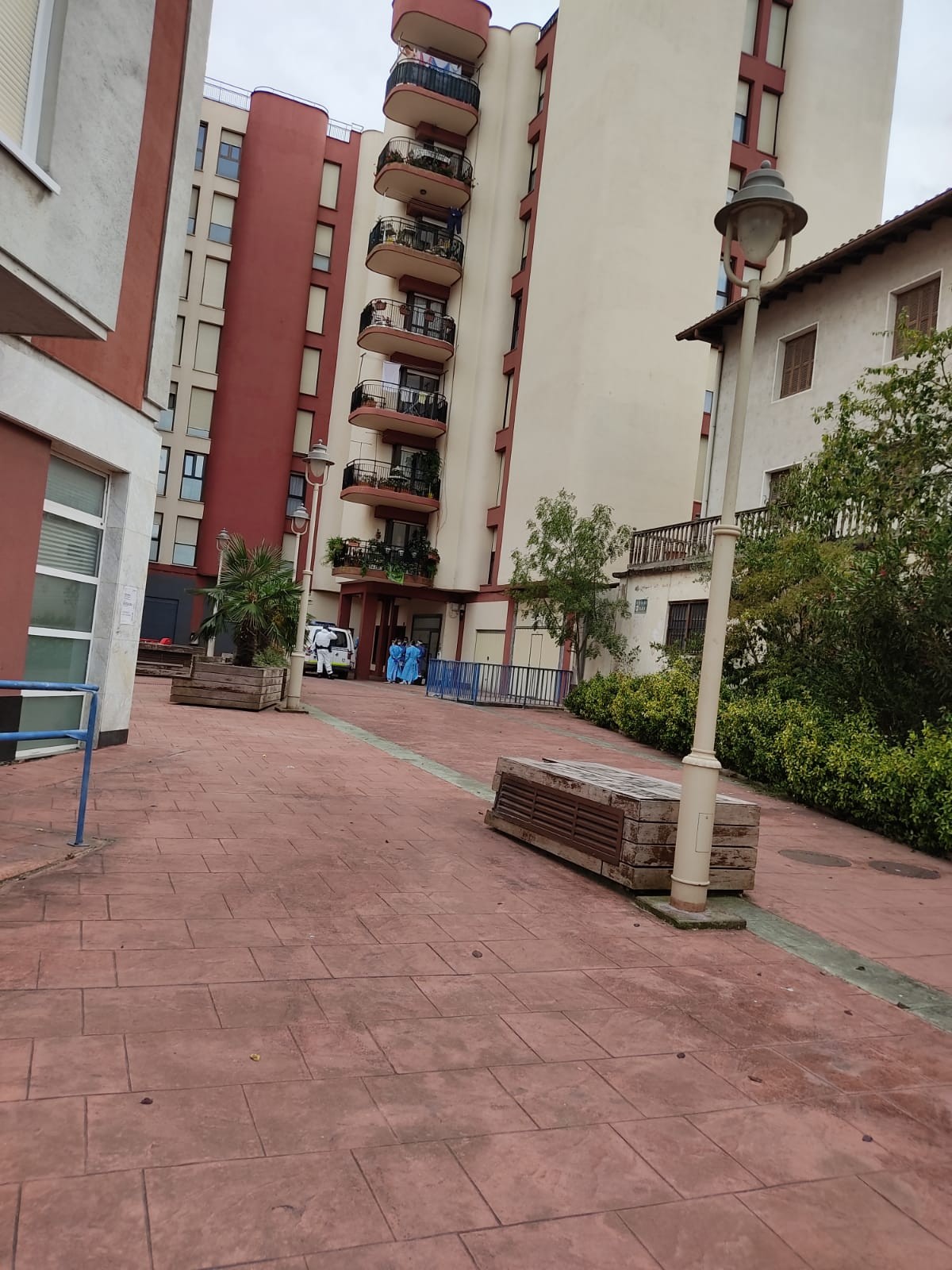Aurrera plazako lehen zenbakiko bizilagun guztiei PCR probak egiten ari zaizkie