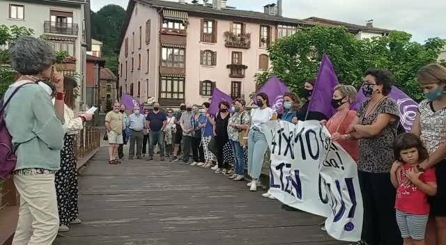 Elkarteratzea deitu du mugimendu feministak Villabonako oinezkoen zubian