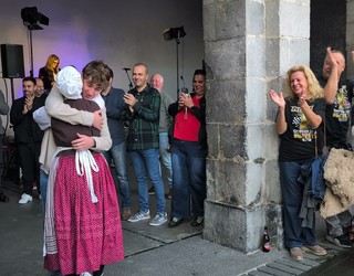 Beñat Fernandez "Pelontxu"ri omenaldia: ohorezko Aurreskua Ane arrebaren eskutik